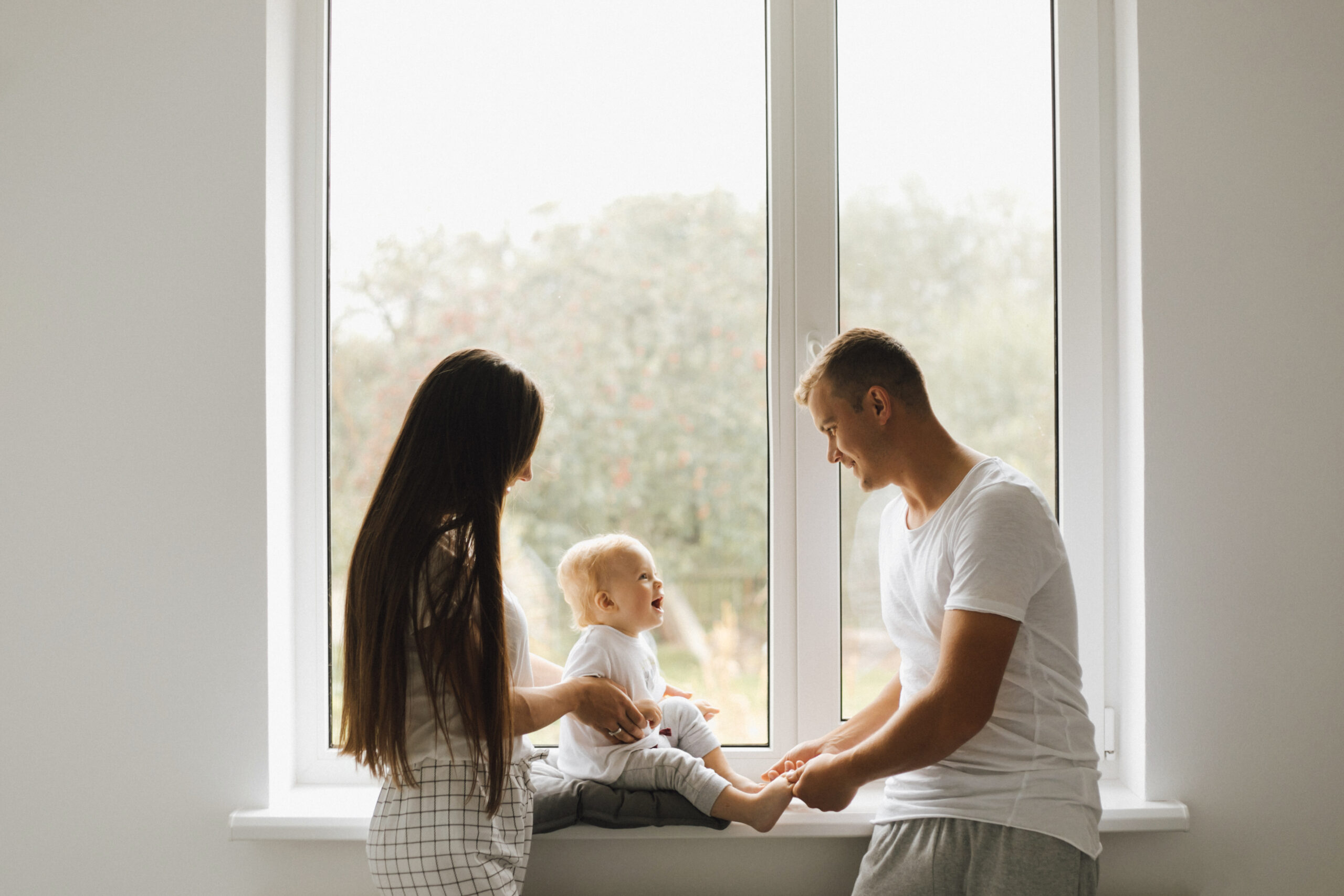 Famiglia con bambino nel giardino di casa